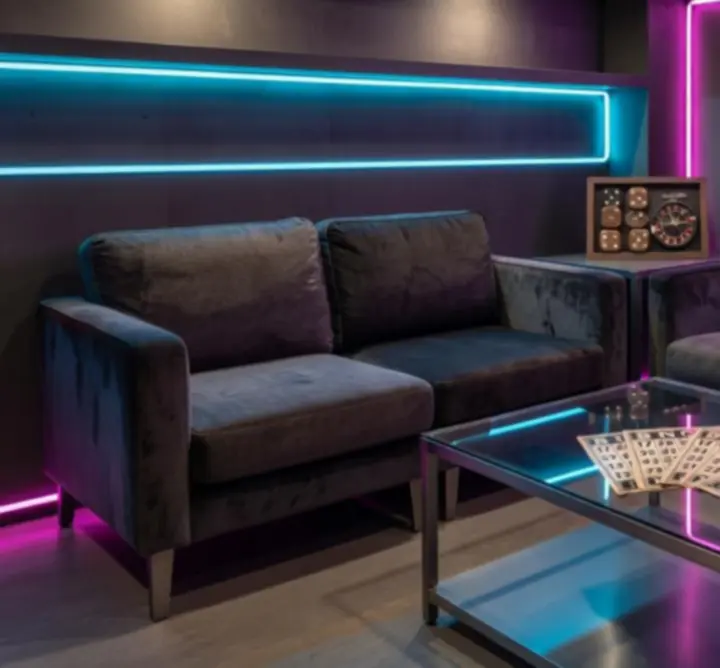 Detal nowoczesnego klubowego designu i subtelnych neonów w strefie lounge KLUB CIRCLE ZONE